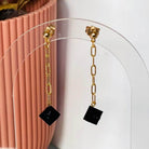 Boucles d'oreilles pendantes enchainées dorées avec brique Lego® noire, bijou fantaisie léger et original