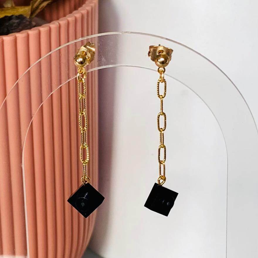 Boucles d'oreilles pendantes enchainées dorées avec brique Lego® noire, bijou fantaisie léger et original