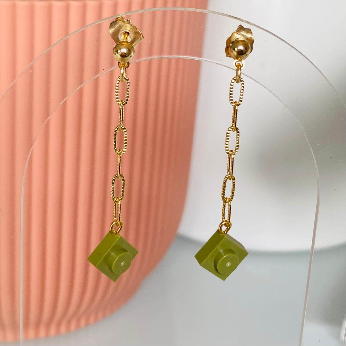 Boucles d'oreilles pendantes dorées avec brique Lego® vert kaki, chaîne légère et originale pour un look fantaisie.