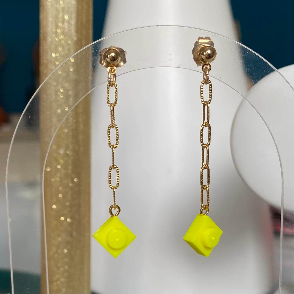 Boucles d'oreilles pendantes dorées avec briques Lego jaune fluo, design original et coloré, bijou léger et fantaisie.