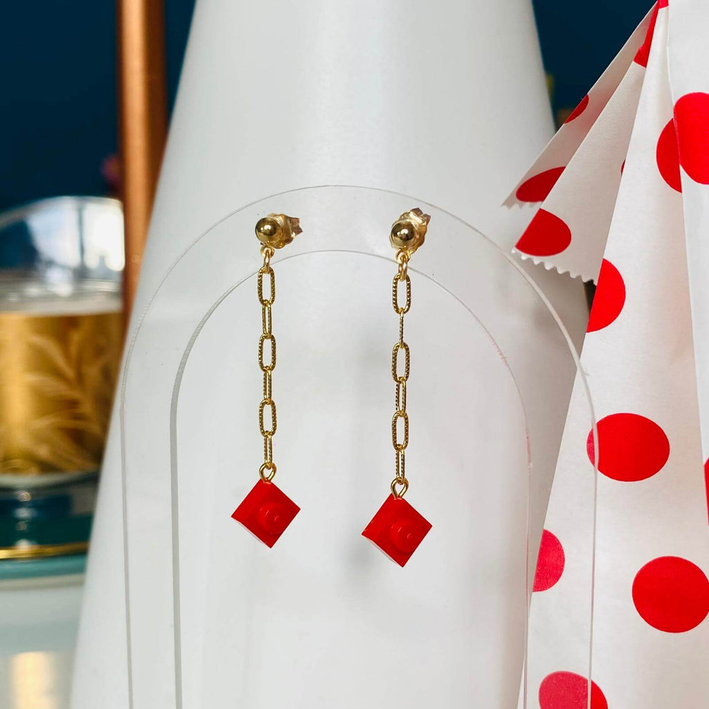 Boucles d'oreilles pendantes avec chaine dorée et brique Lego® rouge, bijou coloré et original.