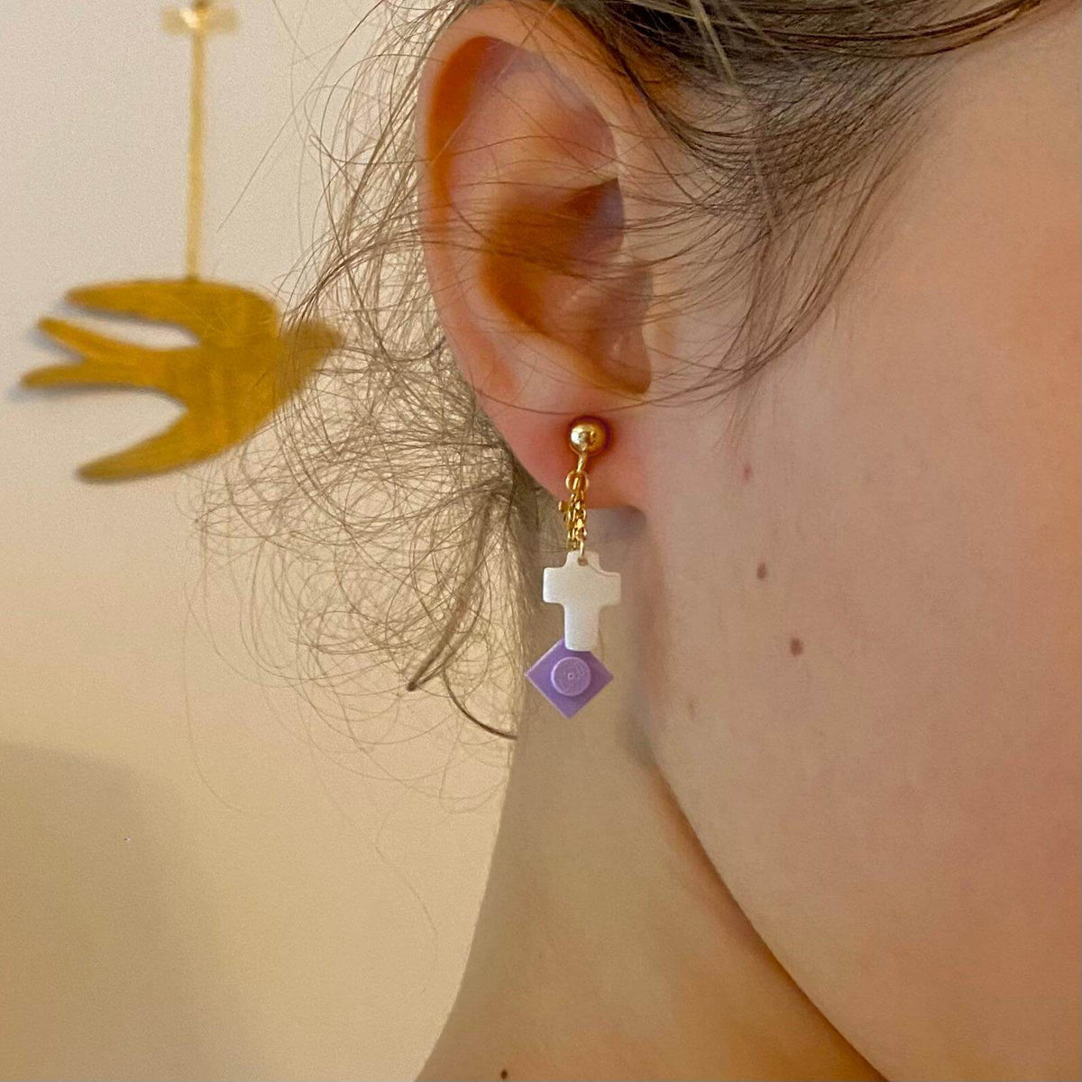 Boucles d'oreilles clip pour les filles aux oreilles non percées. Un cadeau pour les sacrements religieux catholiques. Un bijou sobre et fantaisie à la fois. La croix nacrée et la brique de Lego sont chacune suspendues à une mini chaine dorée. 