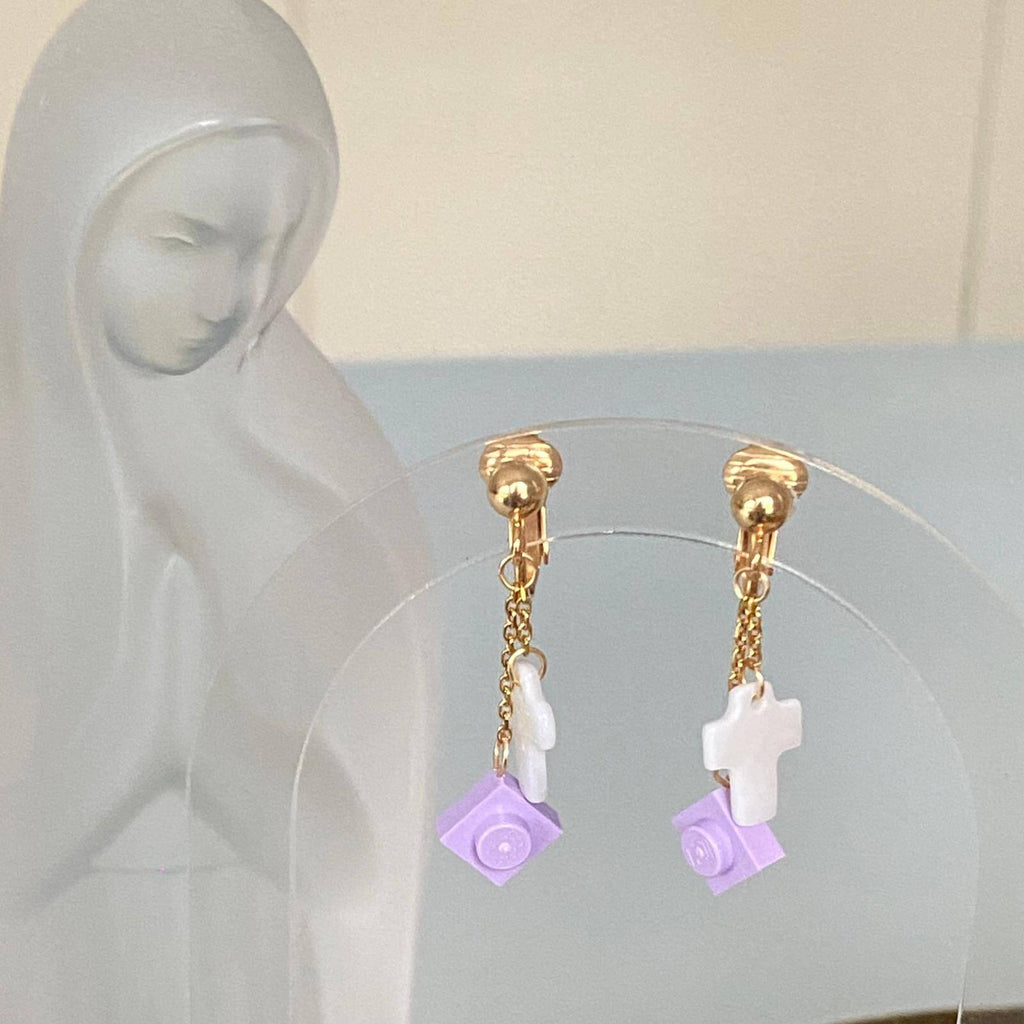 Ravissantes boucles d'oreilles clips pour les événements religieux. Une croix et un Lego sont suspendu à 2 fines chaines dorées. La brique symbolise la construction du chemin de Foi