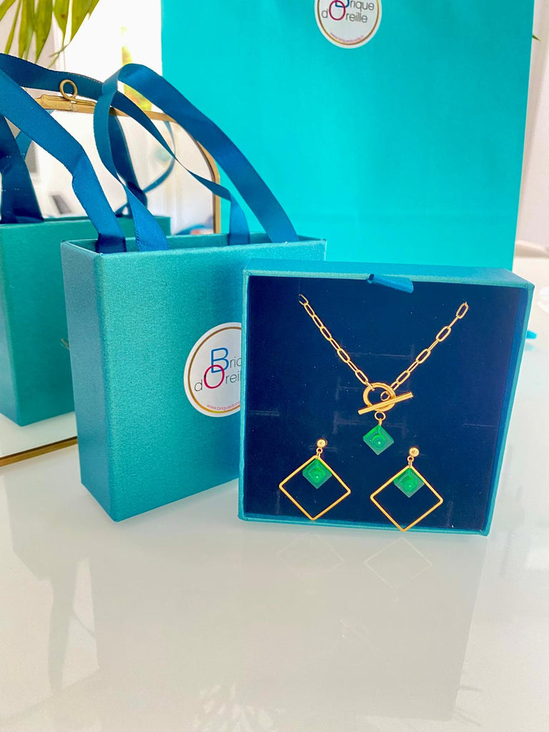 Emballage cadeau pour parure de bijoux fantaisie colorés avec une mini brique Lego. Emballage offert pour les parure de collier et boucles d'oreilles d'un montant de 40€ et plus.