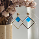 Boucles d'oreilles pendantes colorées avec un Lego bleu foncé transparent