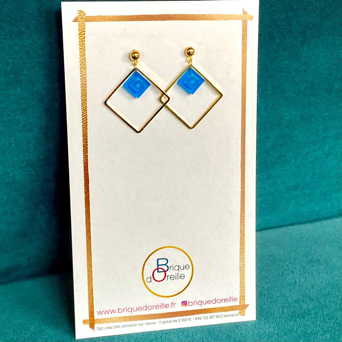 Boucles d'oreilles pendantes colorées avec un Lego bleu saphir translucide