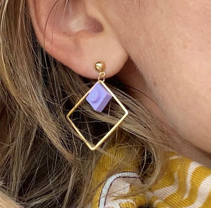 Boucles d'oreilles pendantes colorées avec un Lego lilas
