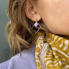 Boucles d'oreilles pendantes colorées avec un Lego lilas pastel