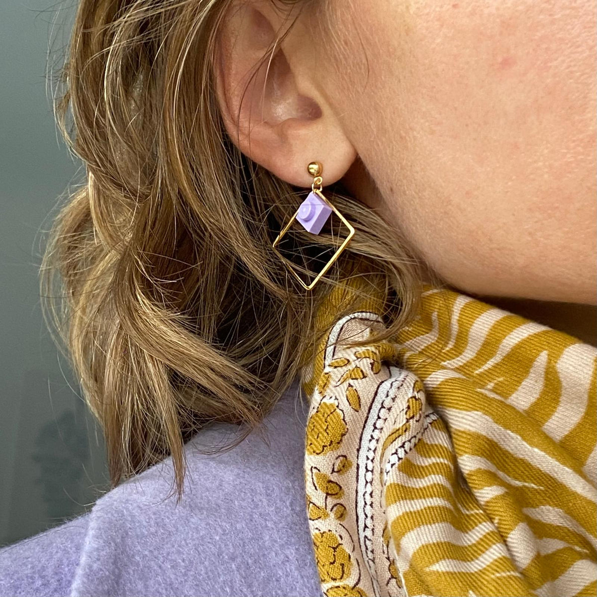 Boucles d'oreilles pendantes colorées avec un Lego lilas pastel