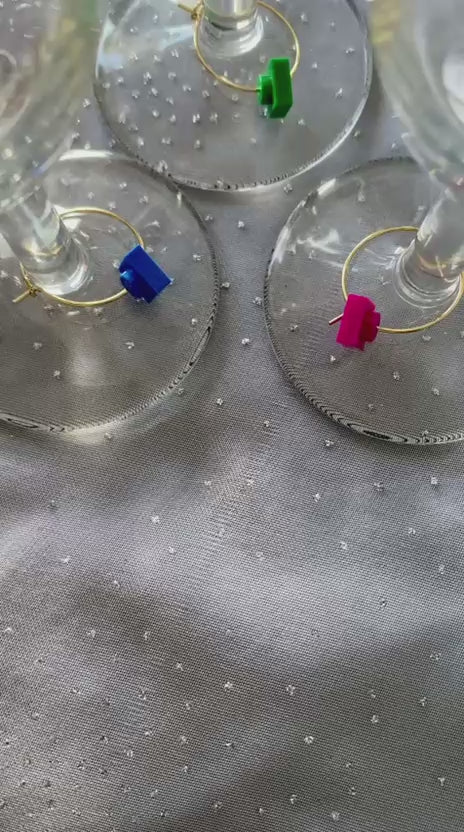 Des marques verres originaux avec des briques de Lego de couleurs différentes? Il s'accrochent facilement par un petit anneau doré.