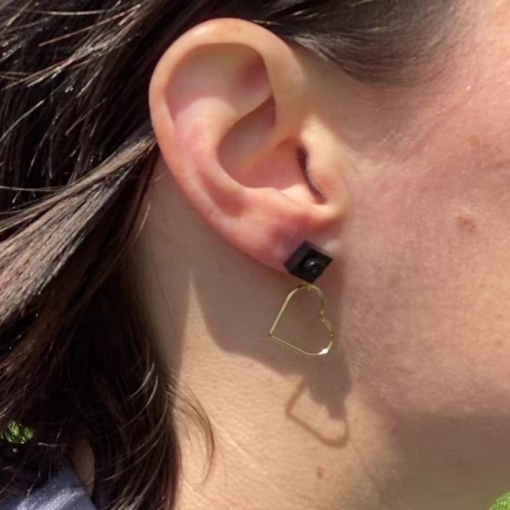 Boucles d'oreilles fashion noires et coeur avec une petite brique Lego noire et un coeur doré léger pendant