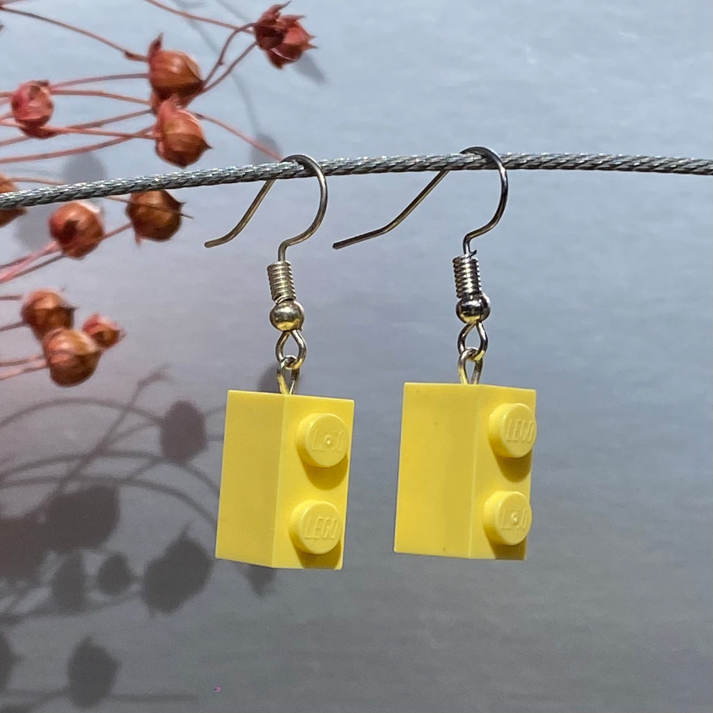 Boucles d'oreilles pendantes avec brique Lego 1x2 jaune pastel , design amusant et léger, parfaits pour égayer votre look.