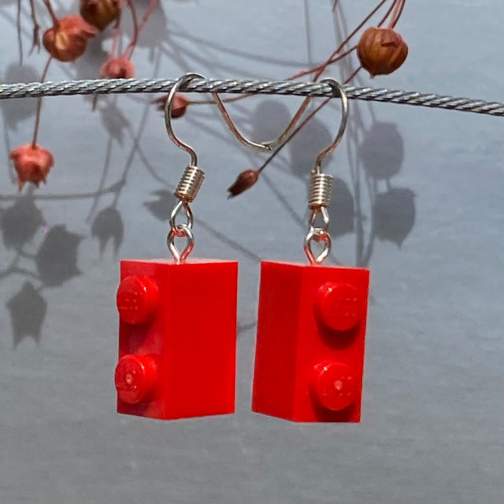 Boucles d'oreilles pendantes avec une brique Lego 1x2 rouge ,ultra légère, parfaites pour matcher avec une tenue assortie