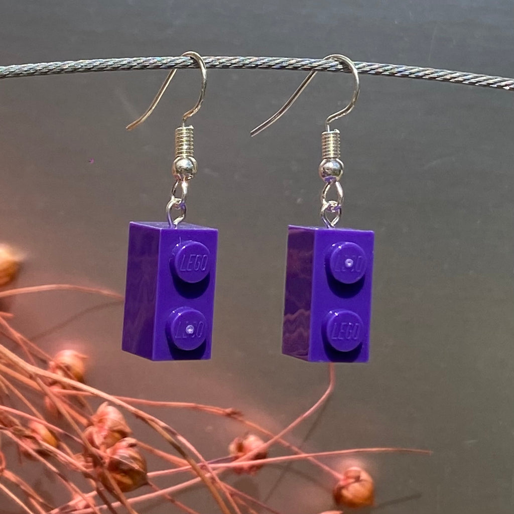 Boucles d'oreilles pendantes en brique Lego® violette, légères et colorées pour accessoiriser tous vos looks.