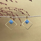 Boucles d'oreilles pendantes colorées avec un Lego bleu lavande