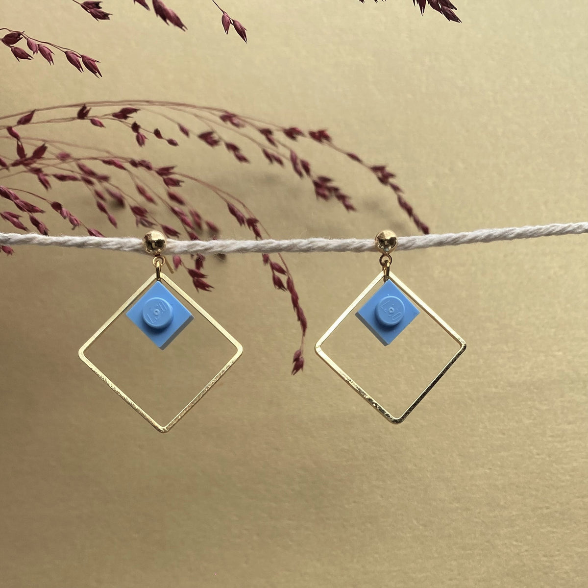 Boucles d'oreilles pendantes colorées avec un Lego bleu lavande