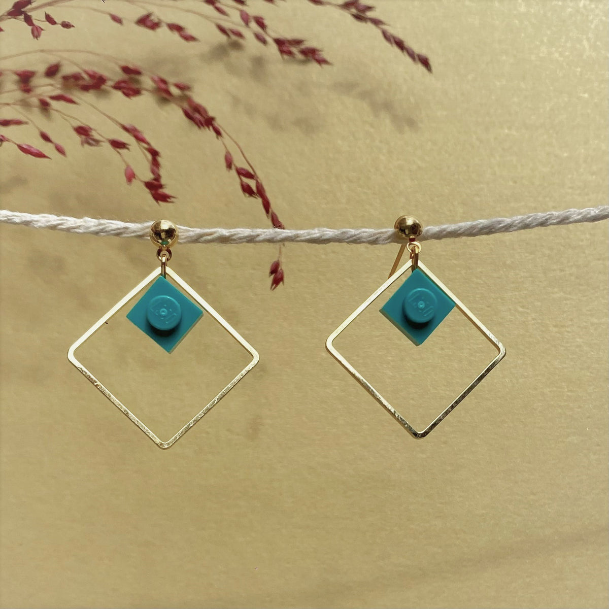 Boucles d'oreilles pendantes colorées avec un Lego bleu sarah lavoine