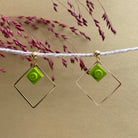 Boucles d'oreilles pendantes colorées avec un Lego vert kaki